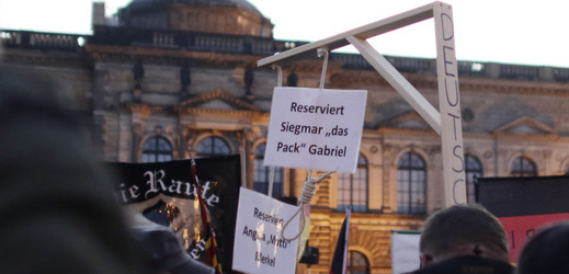 Pobouření vyvolala v Německu pondělní demonstrace hnutí Vlastenečtí Evropané proti islamizaci Západu (Pegida), na níž jeden z protestujících nesl šibenici se jmény kancléřky Angely Merkelové a vicekancléře Sigmara Gabriela.