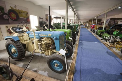 Mezi traktory převažují značky Zetor, Svoboda a americké stroje.