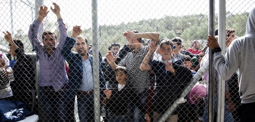 Migranti v řeckém táboře.