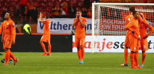 Nizozemská média jsou z vystoupení reprezentace v neúspěšné kvalifikaci mistrovství Evropy v šoku. 