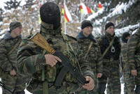 Ozbrojenci v Jižní Osetii. V roce 2011 obklíčili budovu parlamentu při protiruských protestech.