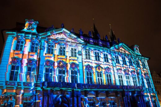 Světelné instalace a projekce rozzářily historické budovy.