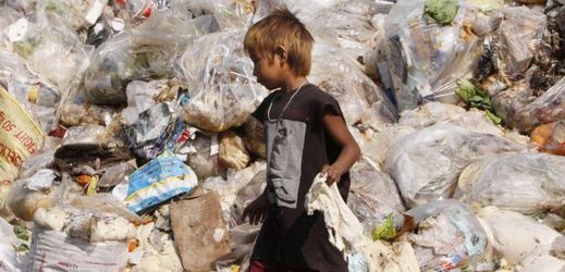 Kambodžská aktivistka pomáhá dětem, které žijí na skládkách odpadků (ilustrační foto).