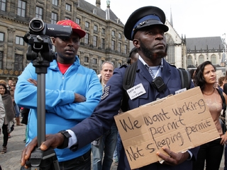 Někteří Nizozemci uprchlíky vítají. Demonstrace v Amsterdamu 13. září.