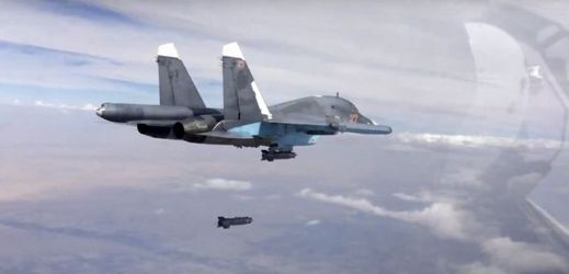 Ruská stíhačka SU-34 útočí na Sýrii (ilustrační foto).