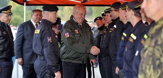 Prezident Miloš Zeman (uprostřed) zavítal do areálu muničního skladu ve Vrběticích.