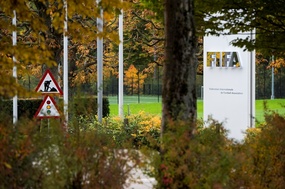 Švýcarská justice vydá do Spojených států dalšího ze sedmi funkcionářů FIFA, kteří byli zatčeni před květnovou volbou prezidenta mezinárodní fotbalové federace v Curychu.