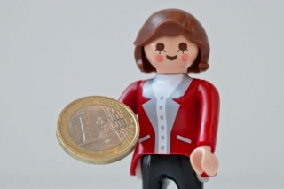 Německá kancléřka Angela Merkelová jako plastová figurka Playmobilu.