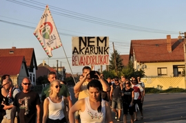 Několik sympatizantů maďarské krajní pravice se vydalo 1. září z centra Gabčíkova k zařízení, kde by měli být ubytováni uprchlíci z Rakouska.