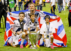 David Beckham se svými dětmi během své rozlučky v klubu LA Galaxy.