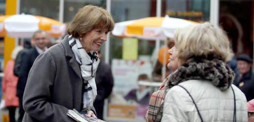 Předvolební kampaň. Henriette Rekerová (vlevo) mluví s lidmi v ulicích Kolína nad Rýnem.