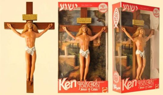 Ken alias Ježíš na kříži.