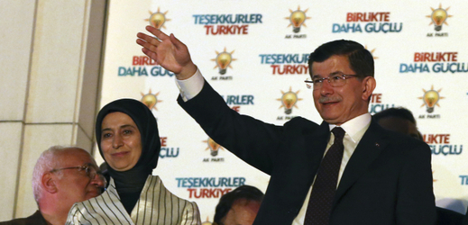 Turecký premiér Ahmet Davutoglu s manželkou Sare.