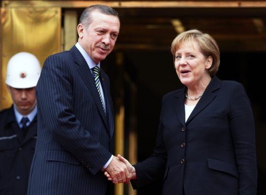 Vyděrač z Ankary? Merkelová a Erdogan.