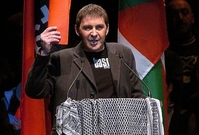 Arnald Otegi v listopadu 2004, kdy vyzval na shromáždění na stadionu v baskickém San Sebastiánu k politickému dialogu mezi všemi stranami baskického konfliktu.