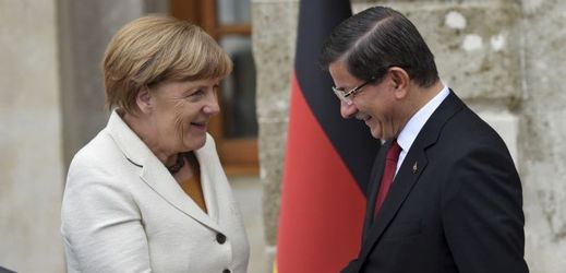 Německá kancléřka Angela Merkelová a turecký premiér Ahmet Davutoglu před Palácem Dolmabahce v Istanbulu.