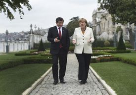 Turecký premiér Ahmet Davutoglu hovoří s německou kancléřkou Angelou Merkelovou během jejich setkání v Istanbulu.