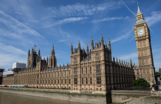 Big Ben patří k Westminsterskému paláci.