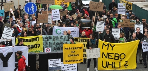 Lidé demonstrující za zachování limitů těžby hnědého uhlí na severu Čech.
