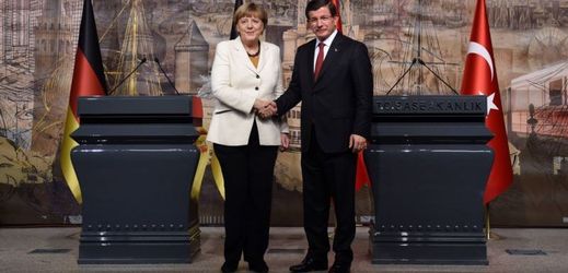 Turecký premiér Ahmet Davutoglu při vyjednáváních s Angelou Merkelovou.
