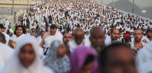 Stovky tisíc muslimských poutníků putujících do svatého města Mekky.