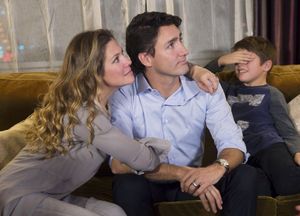 Justin Trudeau sleduje se svou ženou Sophií Grégoire a synem Xavierem výsledky kanadských voleb.