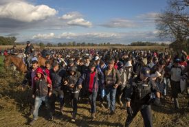 Stovky uprchlíků na chorvatsko-slovinských hranicích.