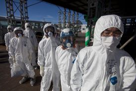 Pacient pracoval ve Fukušimě déle než rok a nosil ochranný oblek.