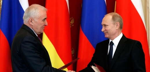 Prezident separatistické provincie Leonid Tibilov a ruský prezident Vladimir Putin.