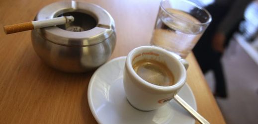 Čeští milovníci kávy a cigaret mohou být v klidu, v porovnáním s Evropou jsou u nás levné (ilustrační foto).