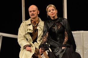 Martin Dusbaba jako Gajev a Sabina Laurinová v roli Raněvské během zkoušky divadelní hry.