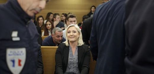 Marine Le Penová u soudu.