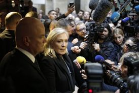 Marine Le Penová hovoří s novináři po skončení soudu v Lyonu.