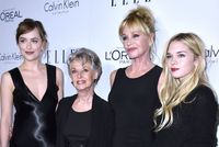 Rodina na červeném koberci: (zleva) Dakota Johnson, Tippi Hedren, Melanie Griffith a Stella Banderas.