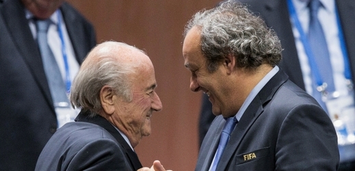 Za klasický střet zájmů označil předseda kontrolní a auditní komise Mezinárodní fotbalové federace Domenico Scala platbu dvou milionů švýcarských franků, kterou v roce 2011 dostal současný předseda UEFA Michel Platini (vpravo) za práci v roli poradce šéfa FIFA Seppa Blattera (vlevo) v letech 1999 až 2002. 