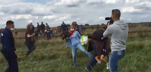 Reportérka Petra Lászlóová podrazila nohy uprchlíkovi s dítětem v náručí.