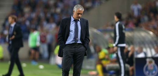 Trenér fotbalistů Chelsea José Mourinho po remíze 0:0 na půdě Dynama Kyjev v úterním zápase Ligy mistrů tvrdil, že rozhodčí londýnský tým poškodil neodpískanou penaltou. 