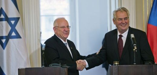 Prezident Miloš Zeman (vpravo) a izraelský prezident Reuven Rivlin vystoupili na tiskové konferenci v Praze.