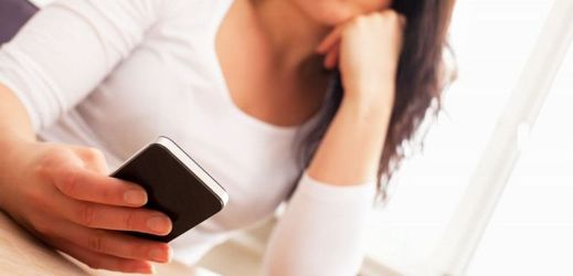 Žena muže kontaktovala přes SMS zprávy nebo telefonicky.