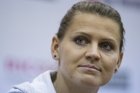 Lucie Šafářová musí čekat, co předvede její konkurentka. Pokud Španělka Suárezová-Navarrová projde v Moskvě do finále, Češka si Turnaj mistryň ve dvouhře nezahraje.