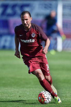 Záložník Petr Jiráček věří, že by Sparta mohla německé Schalke potrápit.