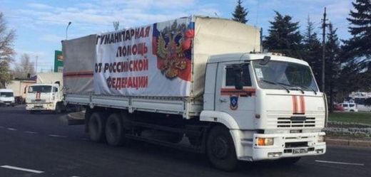 Ruský konvoj s humanitární pomocí mířící na východní Ukrajinu.