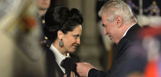 Popová zpěvačka Lucie Bílá a prezident Miloš Zeman.