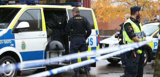 Momentka ze Švédska, kde ve škole zaútočil maskovaný muž s mečem.