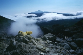 Fumarola (výron páry a plynů) na vulkánu Baranskyj na kurilském ostrově Iturup.