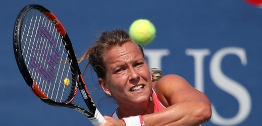 Loňská finalistka Barbora Strýcová postoupila na halovém turnaji v Lucemburku do čtvrtfinále. 