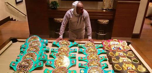 Floyd Mayweather se svou sbírkou šampionských pásů.