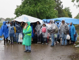 Dobrovolníci vydávali v Srbsku pláštěnky a plachty proti dešti.