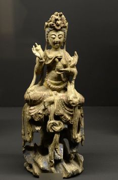 Na snímku je dřevěná soška představující bodhisattvu soucitu z období dynastie Sung (960-1279).