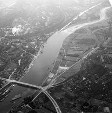 Pohled na řeku Vltavu s Libeňským mostem v roce 1946.